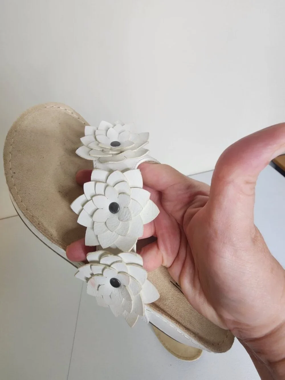 Cliffs by White Mountain Floral detail Thong Sandals Hot Spot White 8.5